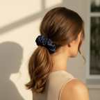 Тъмно синьо копринено скрънче в косата