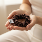 Тъмно кафяво копринено скрънче в дланите