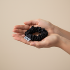 Черно скрънче в дланите - по-малък размер