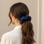 Тъмно синьо скрънче в косата - по-голям размер