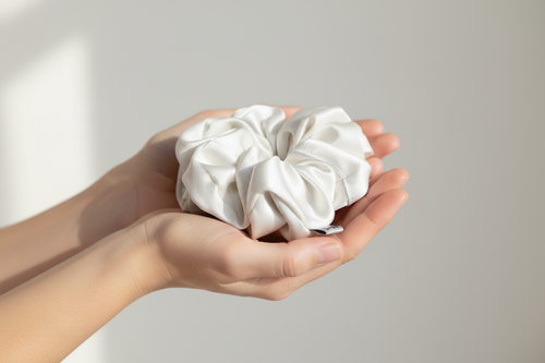 Сребристо скрънче в дланите на момиче