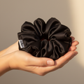Черно скрънче в дланите - много голям размер
