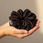 Черно скрънче в дланите - много голям размер