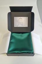 Изумруденозелена калъфка в кутия