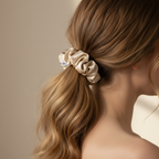 Копринено скрънче в косата - по-голям план