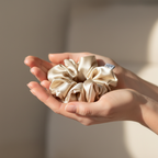 Копринено скрънче в дланите