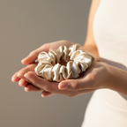 Копринено скрънче в дланите