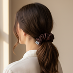 Тъмно кафяво копринено скрънче в косата