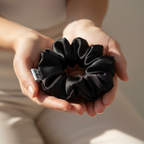 Черно копринено скрънче в дланите