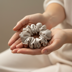 Сребристо копринено скрънче в дланите