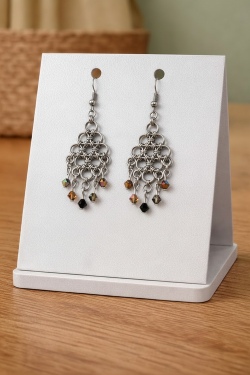 Обеци с chainmail и Swarovski на бяла стойка