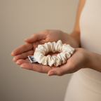 Ivory копринено скрънче в дланите