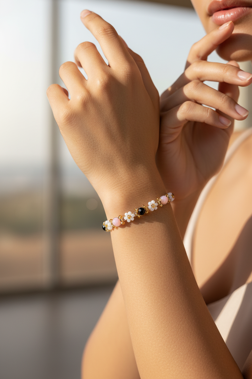 Близък план на гривна - lifestyle снимка